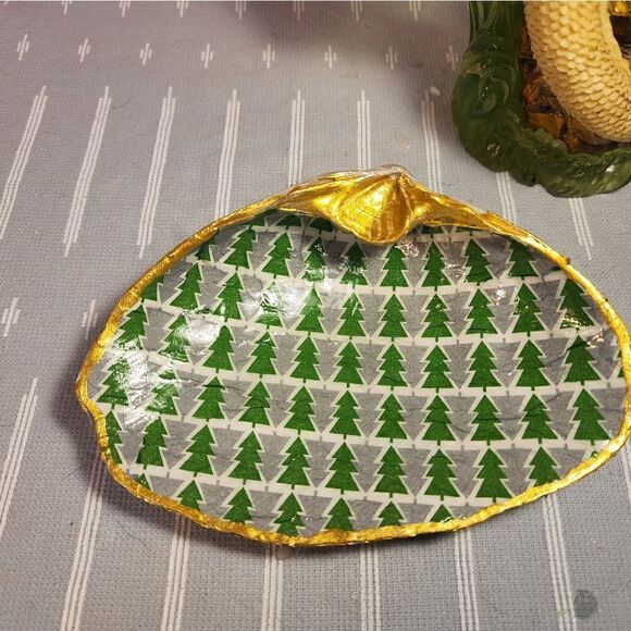 DECOUPAGE CLAM SHELL DECOUPAGE CHRISTMAS TREES ON A CLAM SHELL TRINKET DISH - Picture 4 of 10
